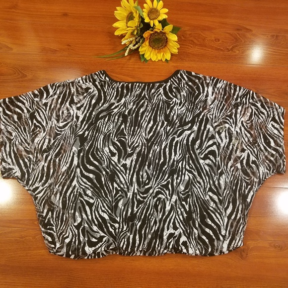 🛍Zebra Print Crop Top Size Medium - Picture 5 of 7